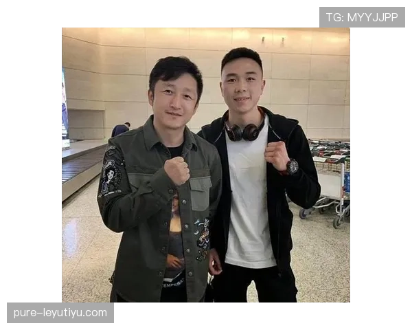 徐灿一张机场随手照:外套像个小豪宅,手里拎着便利店袋子,脑子短路了 徐灿一张机场随手照:外套像个小豪宅,手里拎着便利店袋子,脑子短路了